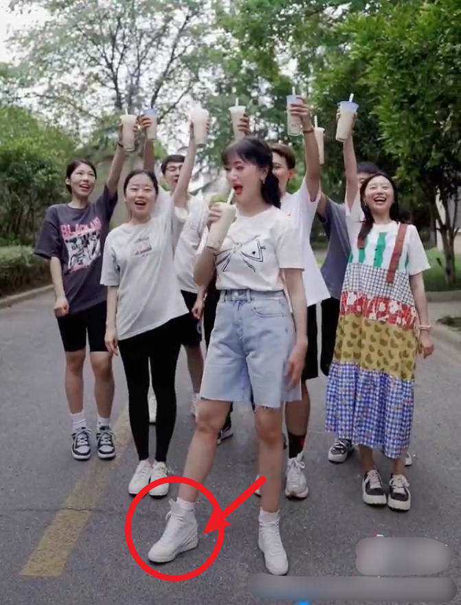 赵雅芝|68岁赵雅芝不惧38度高温跑步，打扮精致穿10厘米高跟鞋仍步伐稳健