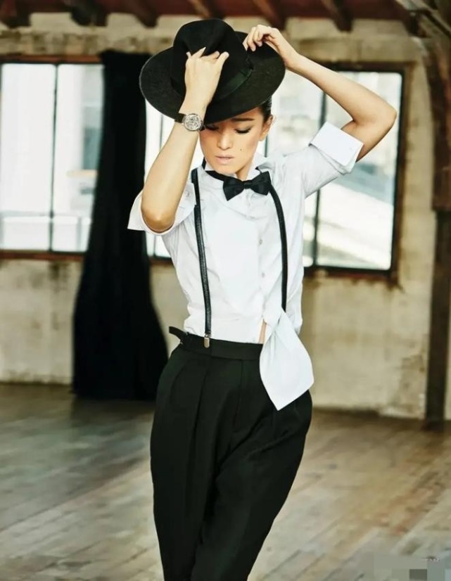 巩俐|56岁巩俐瘦到认不出！穿修身衣撑不起来，短发造型撞脸张艺谋