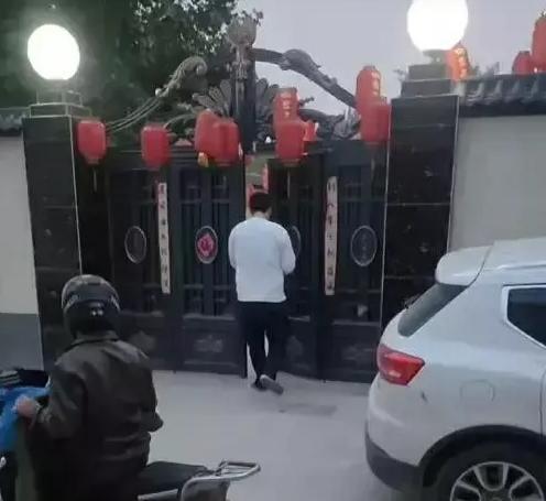 陈萌|与陈萌订婚12天，朱小伟被拍夜不归宿，凌晨5点坐摩托车溜回家