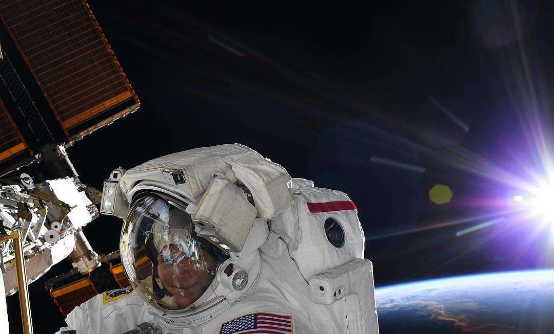 大家被NASA“骗”了?神舟十三号宇航员出舱后,暴露太空原本面貌
