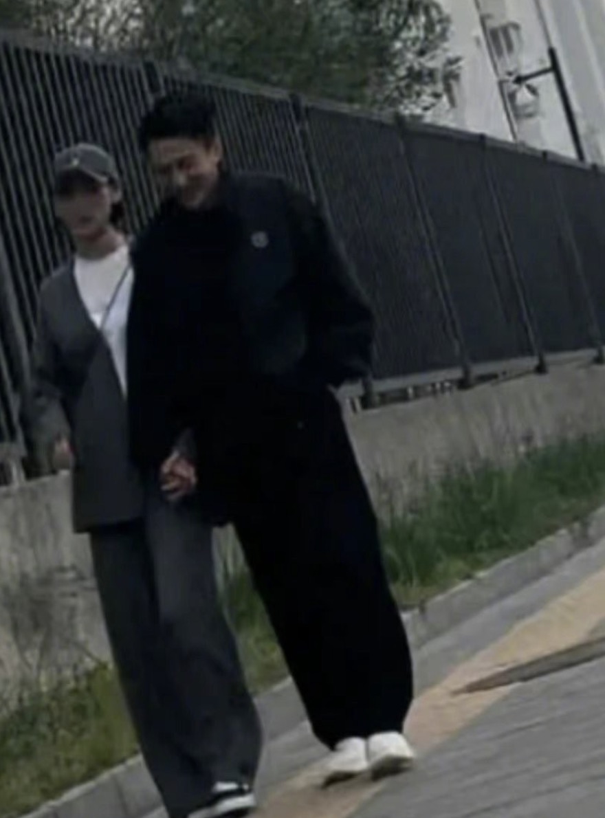 刘恺威|刘恺威与女友外出游玩,俩人穿情侣装好般配,女方身材高挑气质佳,不输杨幂