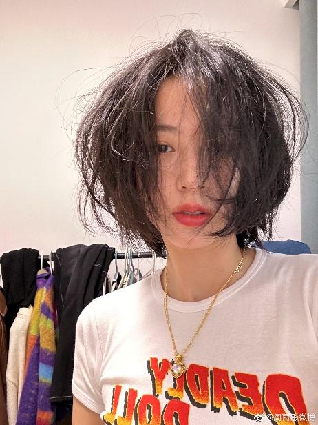 周雨彤拆完头套后的发型，头上顶着龙卷风，炸毛还是挡不住美貌