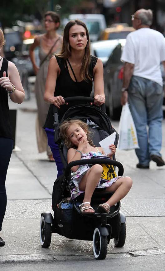 杰西卡|拒绝拍裸戏，巅峰时退圈，41岁的“地球球花”杰西卡才是人间清醒