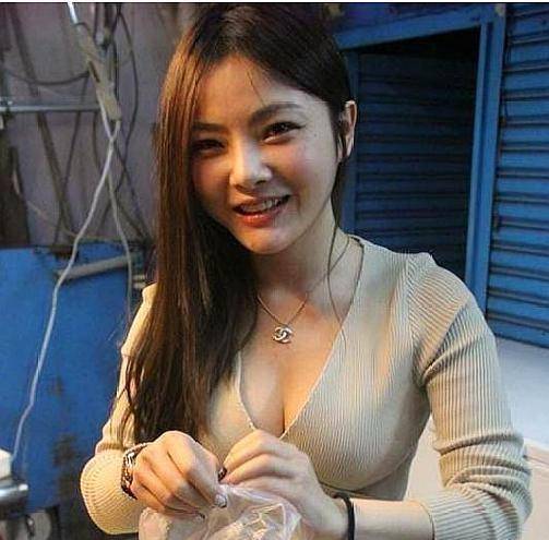 美女卖卤肉,衣着“清凉”吸引顾客,收入轻松过万