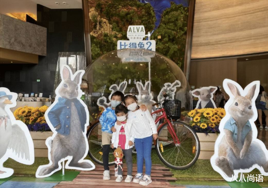 霍启刚|回顾：9岁霍中曦真有担当，把小4岁妹妹抱在腿上，霍启刚却在一旁看手机