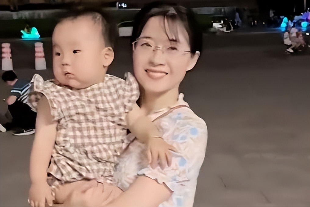 河南濮阳,48岁外婆抱着外孙女,人们都以为是母女:年轻又漂亮