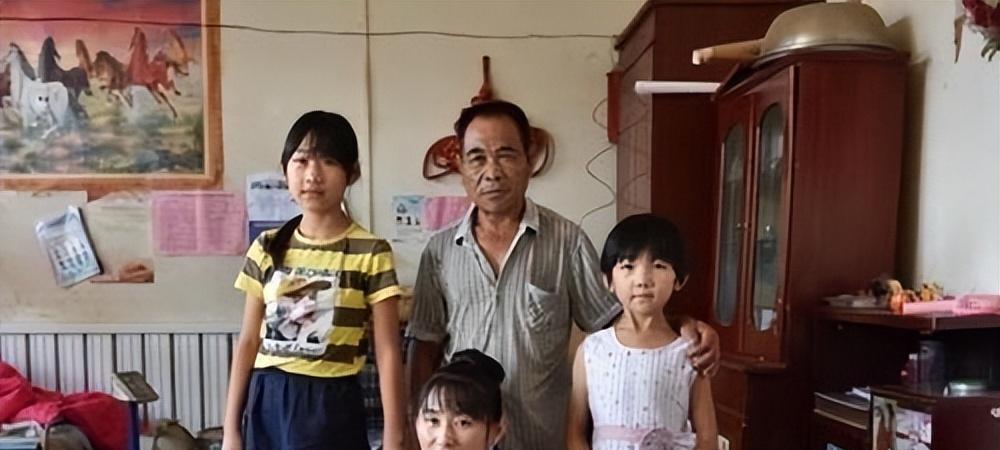 爬行女孩董明英,不顾家长反对24岁嫁给46岁光棍,如今怎么样了?