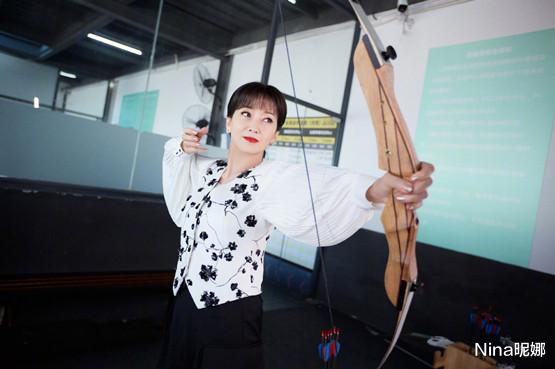 穿衣搭配|“不老女神”赵雅芝排队做核酸，被吐槽像走秀偶像包袱重，穿衣一本正经太端着