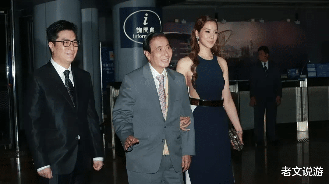 徐子淇|太受宠！徐子淇挽手公公李兆基高调亮相！穿露腰长裙毫不避讳大秀好身材