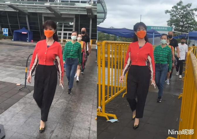穿衣搭配|“不老女神”赵雅芝排队做核酸，被吐槽像走秀偶像包袱重，穿衣一本正经太端着