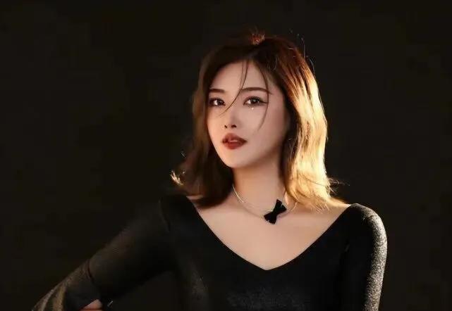 日本|为安倍哭泣的媒体人曾颖，在东京自尽，送往医院抢救