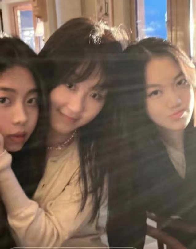 李嫣 王菲16岁李嫣近照曝光！抹红唇涂粉底妆容艳丽，白得发光模样气质大变