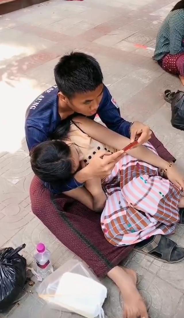 情侣光脚坐在地上,男子玩游戏女子蜷缩在他怀里,男方承诺要给她幸福
