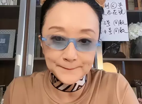 杨坤|60岁杨昆直播坦言很缺钱!拖欠4.5W别墅被拍卖,靠2500退休金维生