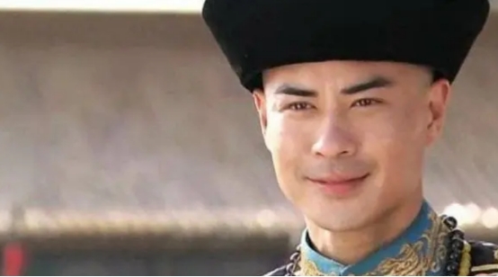 郑嘉颖|不愧是白富美！郑嘉颖小22岁娇妻光脚拍写真，穿丝绸吊带秀大长腿