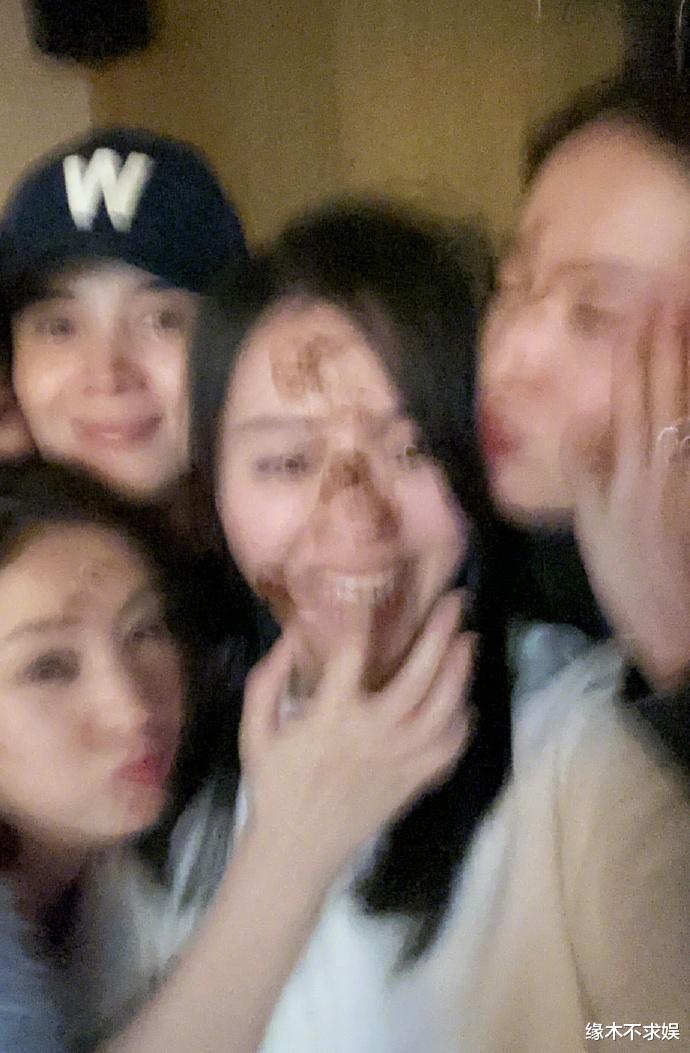 |刘亦菲为张靓颖庆生放得开！嘟嘴亲亲玩不停，还难得打扮如此时髦