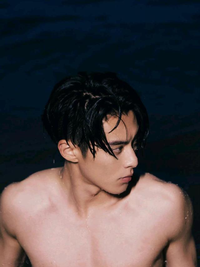 王鹤棣|王鹤棣海边湿发造型大片，英俊五官硬朗身材，瞬间圈粉