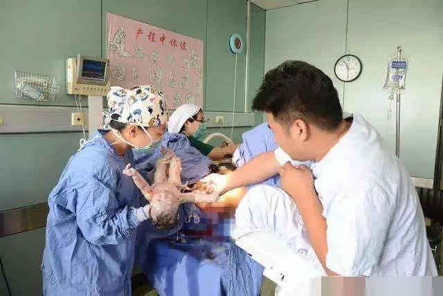 女子生双胞胎时,公公亲自接生,老公旁边陪产!