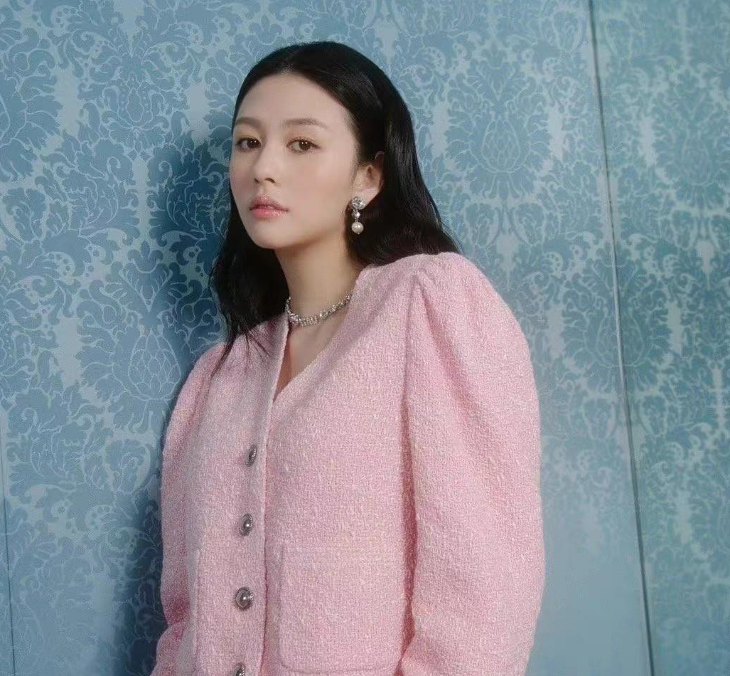 邱淑贞|邱淑贞的女儿身材好到任性！拿丝巾当“上衣”穿！