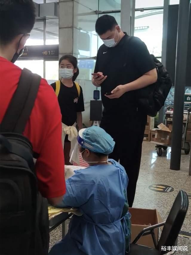 姚明|姚明携女儿现身机场！年仅12岁目测已190公分，打扮新潮长腿吸睛