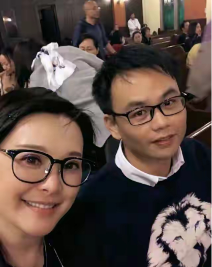 混搭|袁立与小11岁三婚老公同框，发福水肿被吐槽像大妈，老公胡子拉碴