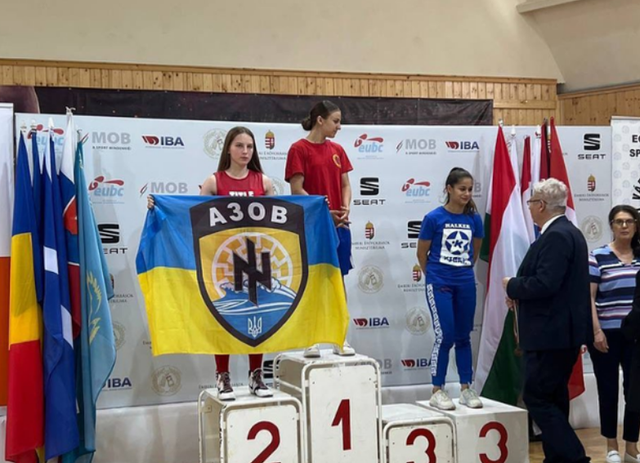 运动员|乌克兰运动员在领奖台上，亮出了“亚速营”旗帜