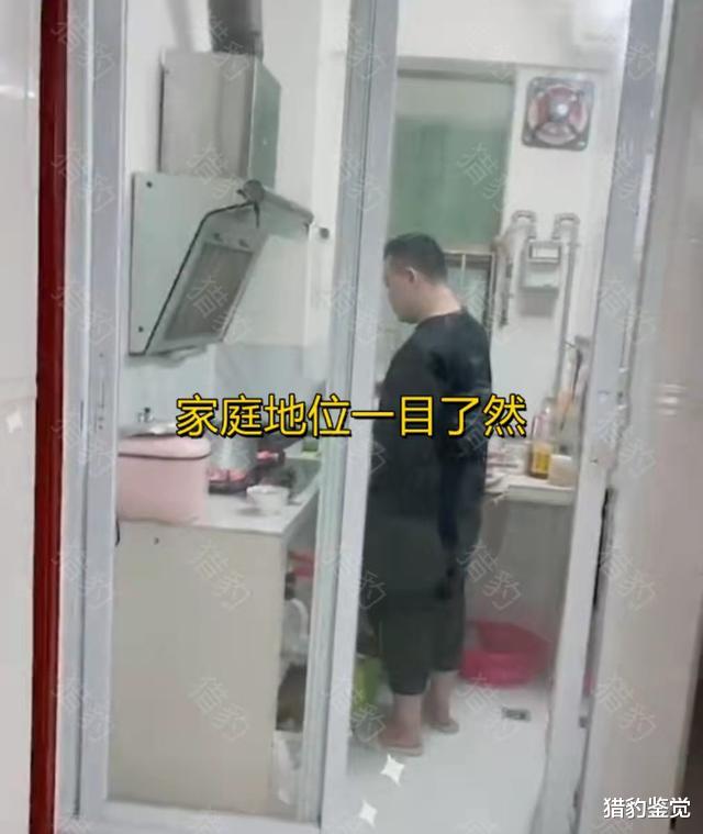 深圳一家三口隔离，丈夫天天抱着妻子办公，女儿：真想离家出走