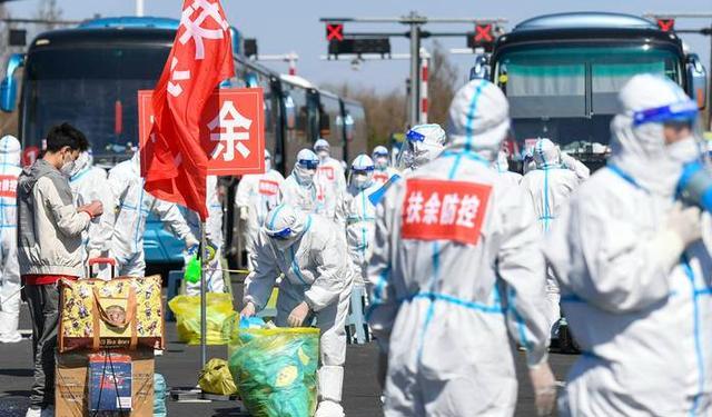 彻底放开后大面积感染,付出的代价逐渐显现,应该谁来对此“负责”?
