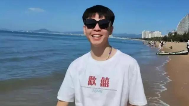 男老师手伸入,女学生衣领内,帮带戴胸章,引热议