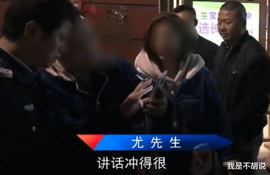 外卖员送餐不小心吵醒孩子,顾客却让对方下跪,顾客:要么跪下要么给我5000
