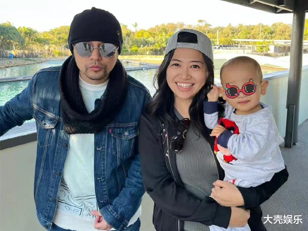 周杰伦|什么情况？周杰伦侯佩岑晒同款旅行照，照片拍摄地点和角度都一样