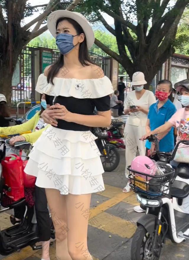 上海：女子穿短裙去幼儿园接娃放学，旁边女子紧盯着大长腿看