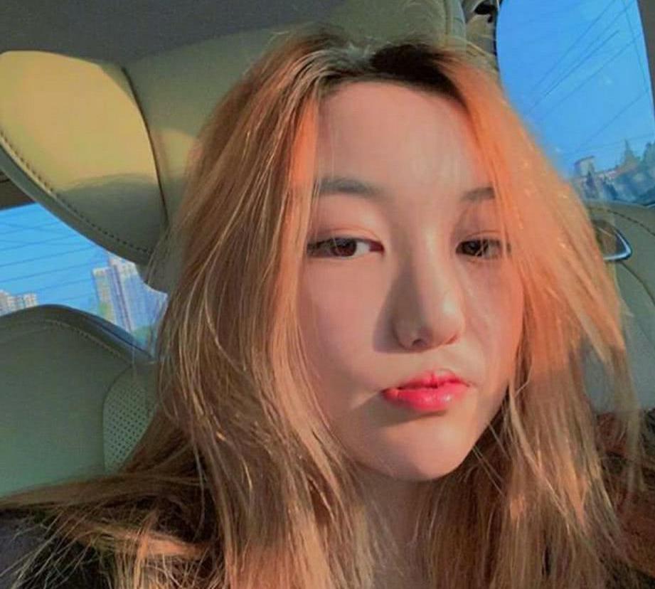 李嫣 王菲16岁李嫣近照曝光！抹红唇涂粉底妆容艳丽，白得发光模样气质大变