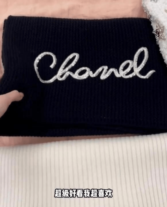 王思聪|王思聪女友秀恩爱，晒真丝内衣