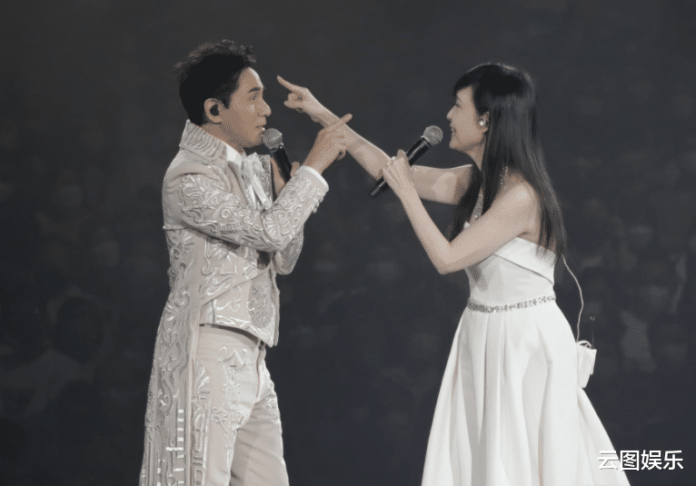 周慧敏|周慧敏现身演唱会！54岁穿露背装大秀身材，网友：我还想娶她