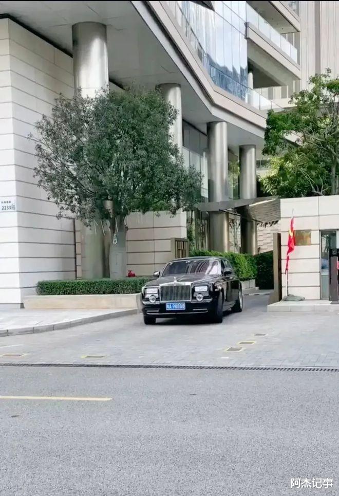 许家印负债几万亿,出行开劳斯莱斯遭讽刺,网友:没资格开红旗L5
