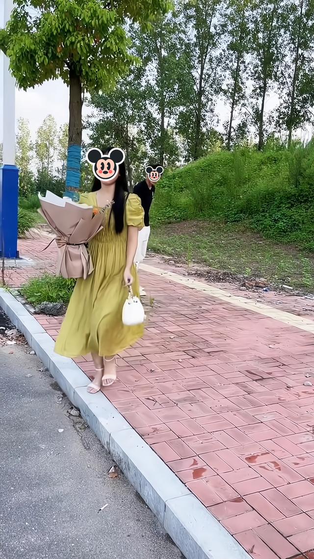 女子手捧鲜花向男子表白，男子不愿意接受：我不想替别人养孩子