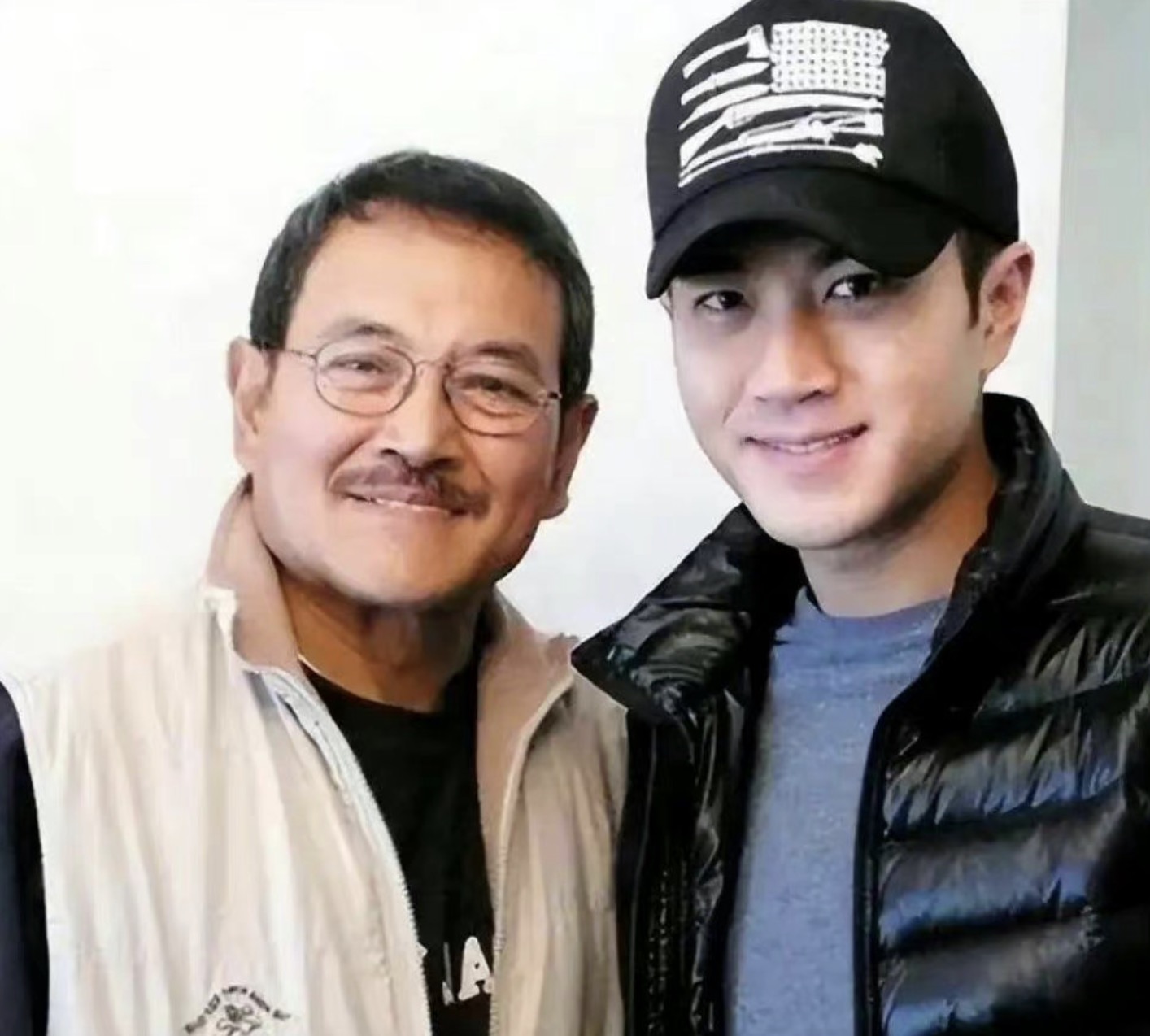 刘恺威|刘恺威与女友外出游玩,俩人穿情侣装好般配,女方身材高挑气质佳,不输杨幂