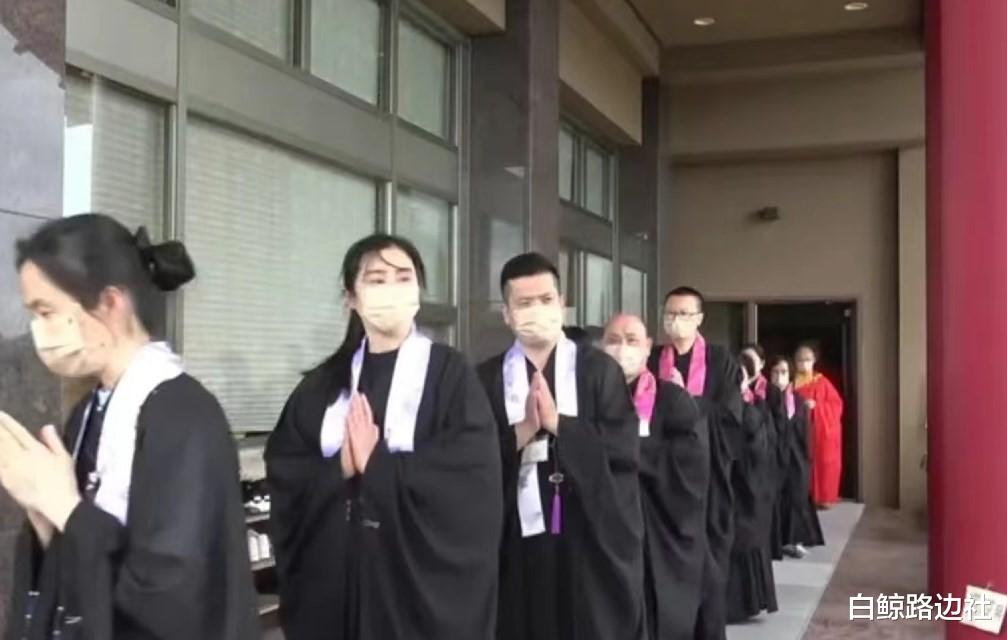 王祖贤|曝55岁王祖贤现身苏州寺庙三课不落！身材发福脸部圆润，一连坚持了22天