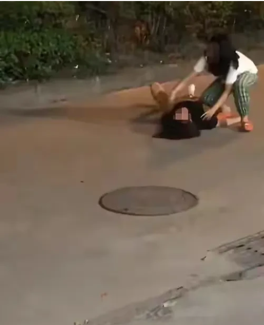 “你胆子大了,还敢跑出来!”广东汕头,一名身穿黑衣短裙的女子在人行道上走时被打