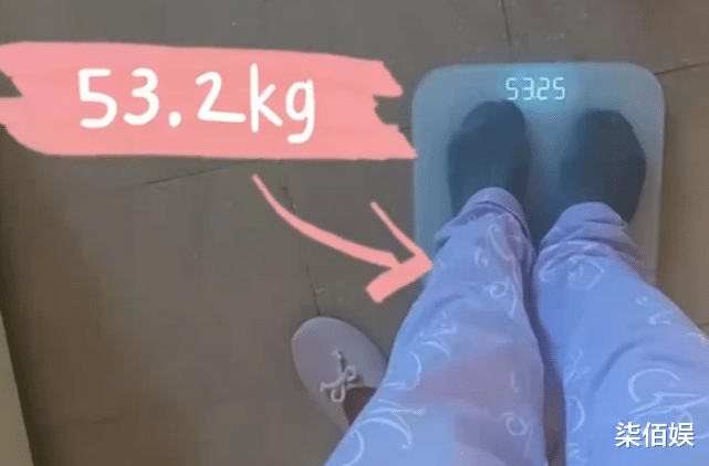 苗苗|郑恺夫妇与月子中心工作人员合照，苗苗产子不到俩月瘦出小蛮腰