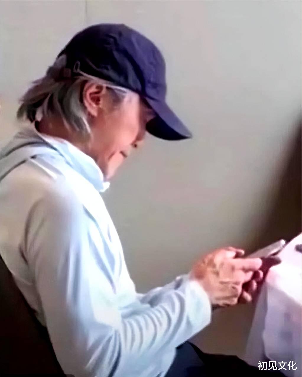 周星驰|周星驰私人行程曝光，与朋友光顾高档日料店，身上外套穿了好多年