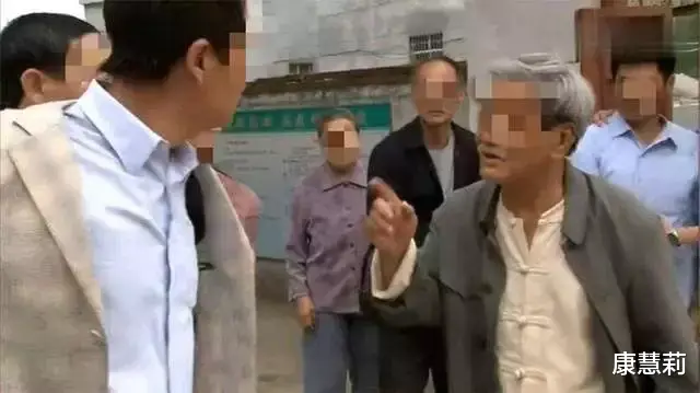 2002年,河南村霸残杀老人,3天后老人儿子回家,村霸1家5口惨死