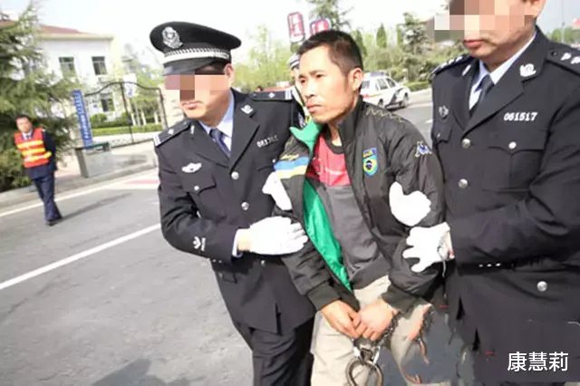 2002年,河南村霸残杀老人,3天后老人儿子回家,村霸1家5口惨死