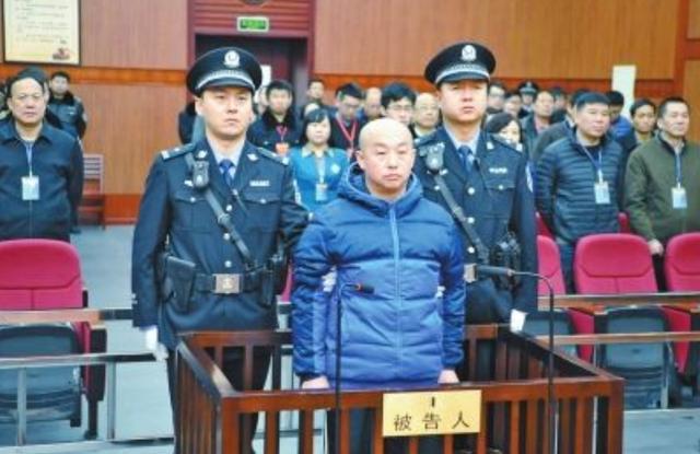 18岁因故意杀人罪被枪决，死后修容时他死不瞑目，9年后真凶落网还其清白：那孩子可惜了