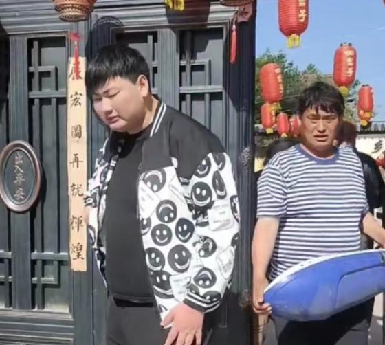 陈萌|与陈萌订婚12天，朱小伟被拍夜不归宿，凌晨5点坐摩托车溜回家