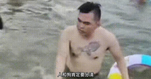 四川：男子带狗去景区开放水域洗澡，引游客不满，险些拳脚相向