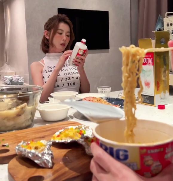 |网红聂小雨化身“小厨娘”,撅屁股做饭引争议,网友:真做作