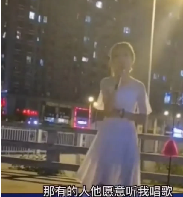 山西太原,一名男子居然穿着一件白色连衣裙,在居民区旁边的天桥上直播