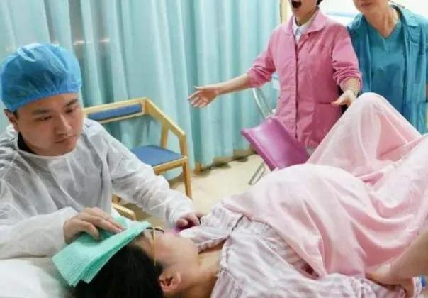 女子生双胞胎时,公公亲自接生,老公旁边陪产!